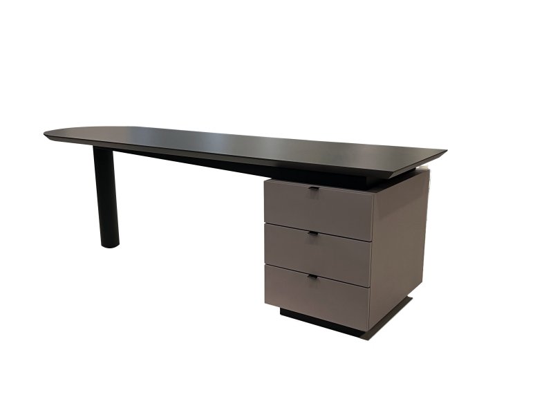 F1｜麥肯尼｜書桌